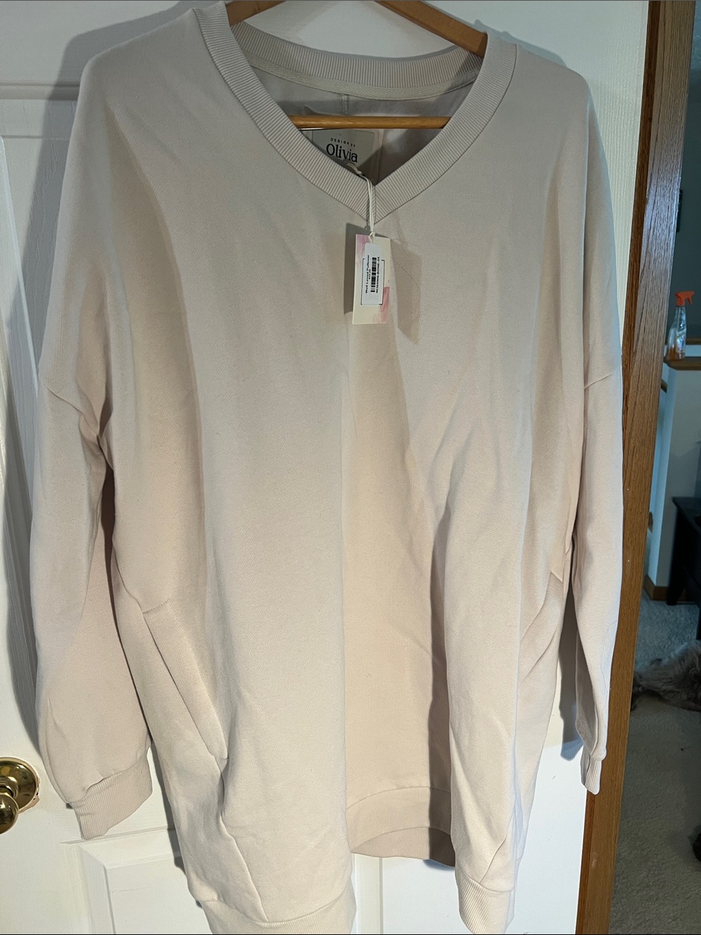 Alice + Olivia Cream V-Neck Oversized Sweatshirt